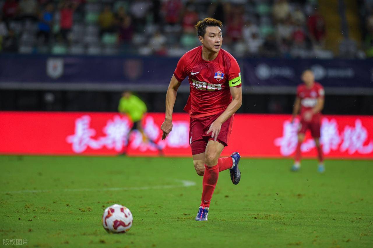 上海申花队员表现出色,赢得球迷赞誉的是谁